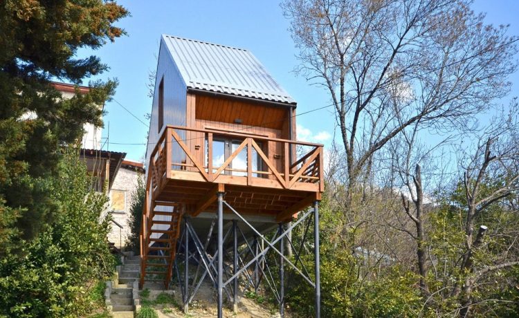 Гибкий сборный мини-дом с соломенными стенами построен в Крыму