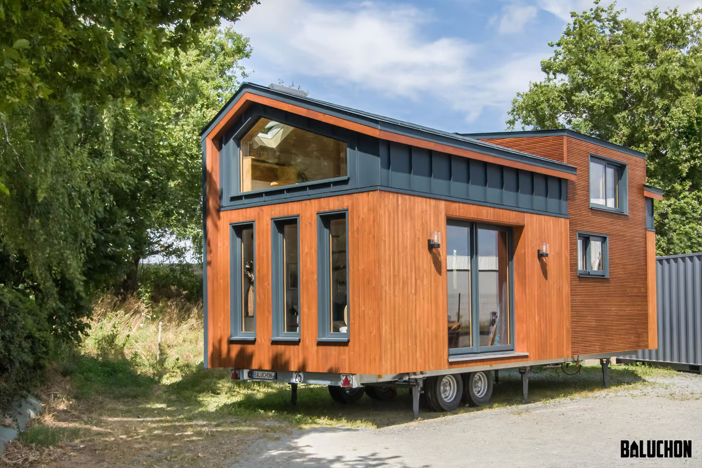 Gaïa Tiny House: широкий и длинный дом на колесах с просторным интерьером