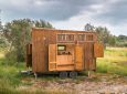 Впечатляюще компактный автономный дом на колесах демонстрирует красоту древесины