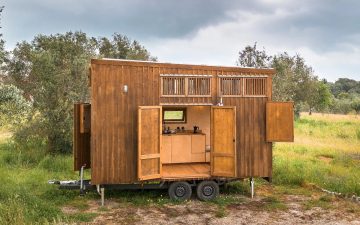 Впечатляюще компактный автономный дом на колесах демонстрирует красоту древесины