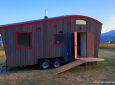 «Волнистый» мини-домик создан для комфортной жизни в дороге