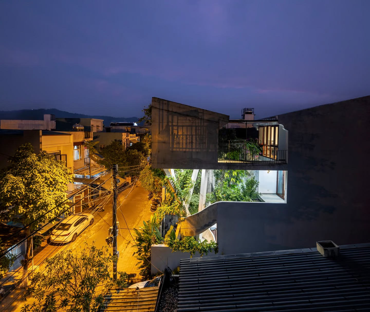Многоэтажный дом Nest House парит над вьетнамскими городскими джунглями