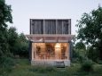 Поднимающийся фасад мини-дома открывает жизнь на свежем воздухе