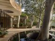 Этот мексиканский дом у озера вмещает в свой интерьер растущие деревья